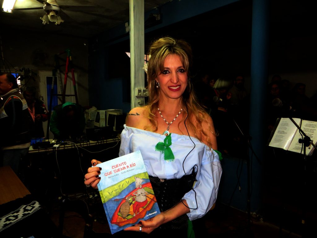 Patricia Lobos, autora del libro "Cuento que suena a río" antes de su presentación en Victorica.
